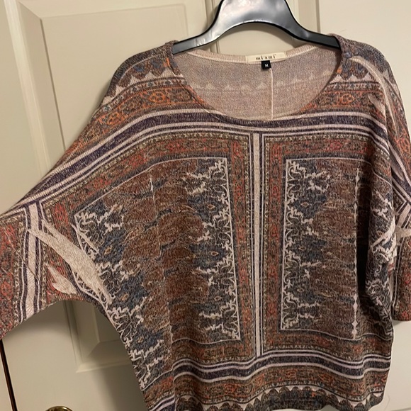 Beautiful print sweater with elbow length dolman sleeve - Picture 1 of 6